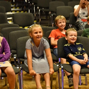 Dzieci biorą udział w warsztatach teatralnych 2