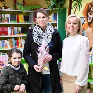Dyrektor Biblioteki Publicznej w Broku p. Ewa Młynarczuk wręcza nagrody zwycięzcom konkursu