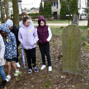 Uczniowie na cmentarzu żydowkim