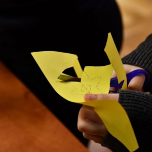 Uczniowie wykonują żonkile papierowe